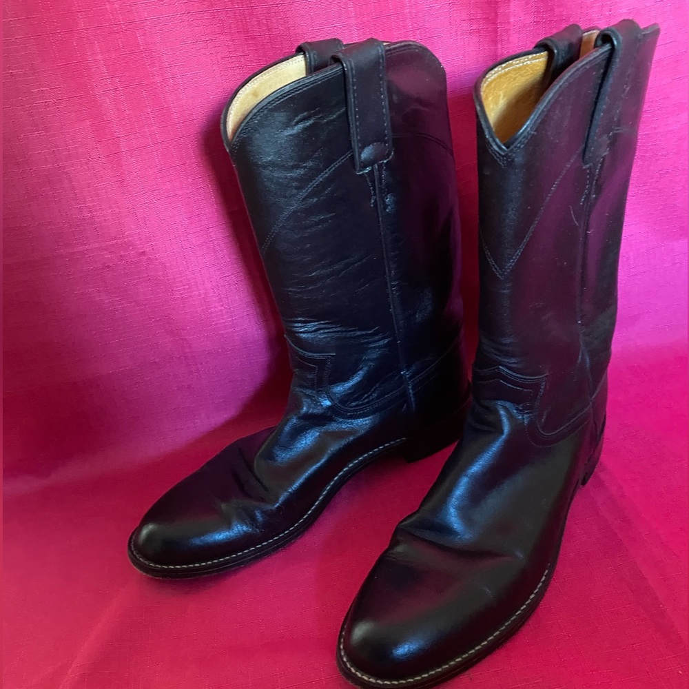 Rarely worn Justin, 7B, almond toe pull-on boots